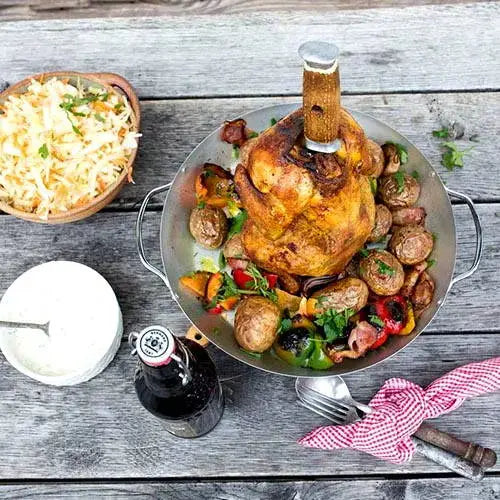 Gegrilltes ganzes hähnchen, krautsalat mit meerrettich und karotten, kräutermayonnaise - Campingaz & Coleman