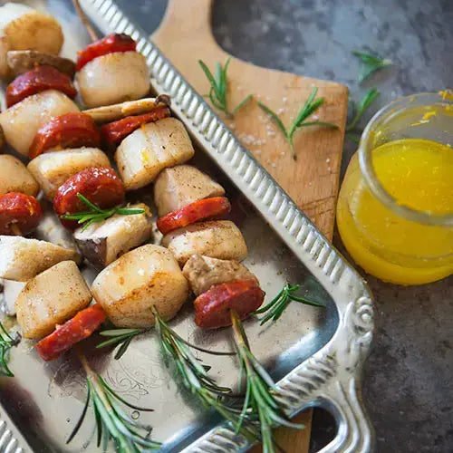 Jakobsmuschel-spieße mit rosmarin, steinpilzen und chorizo - Campingaz & Coleman