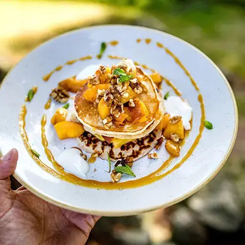Buttermilch pancakes mit gegrillten früchten, zitronencreme und orangensirup - Campingaz & Coleman