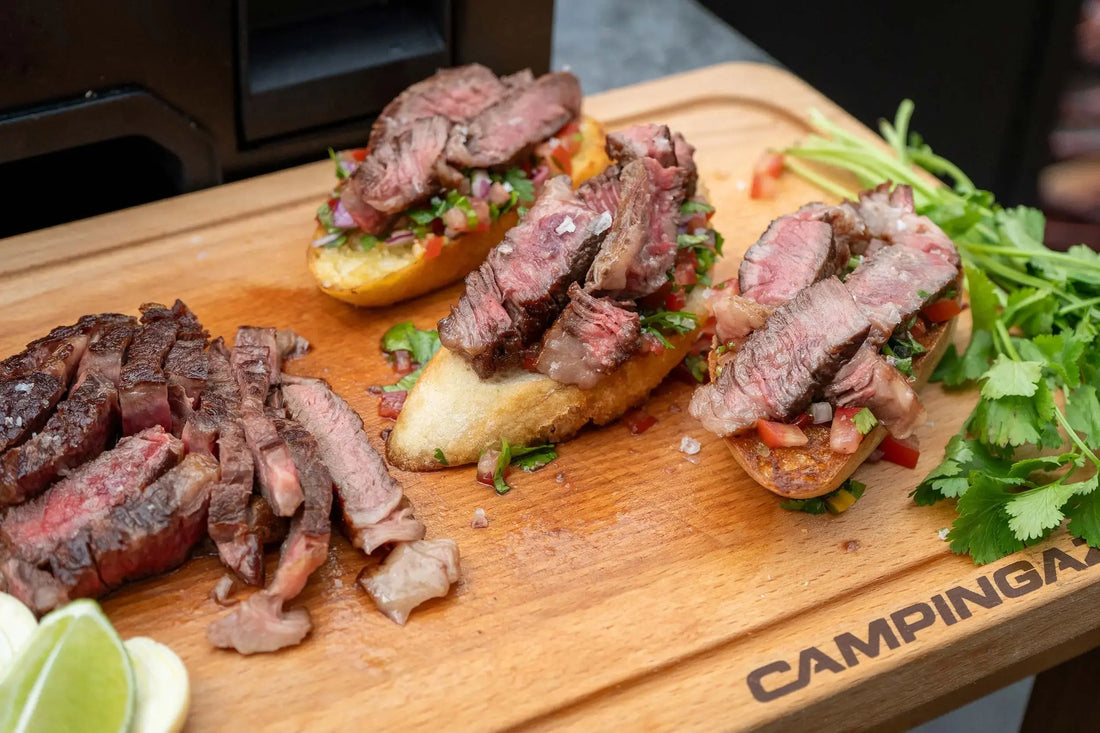 Crostini-mit-Ribeye-Steak-und-Salsa-Fresca-von-der-Plancha Campingaz & Coleman