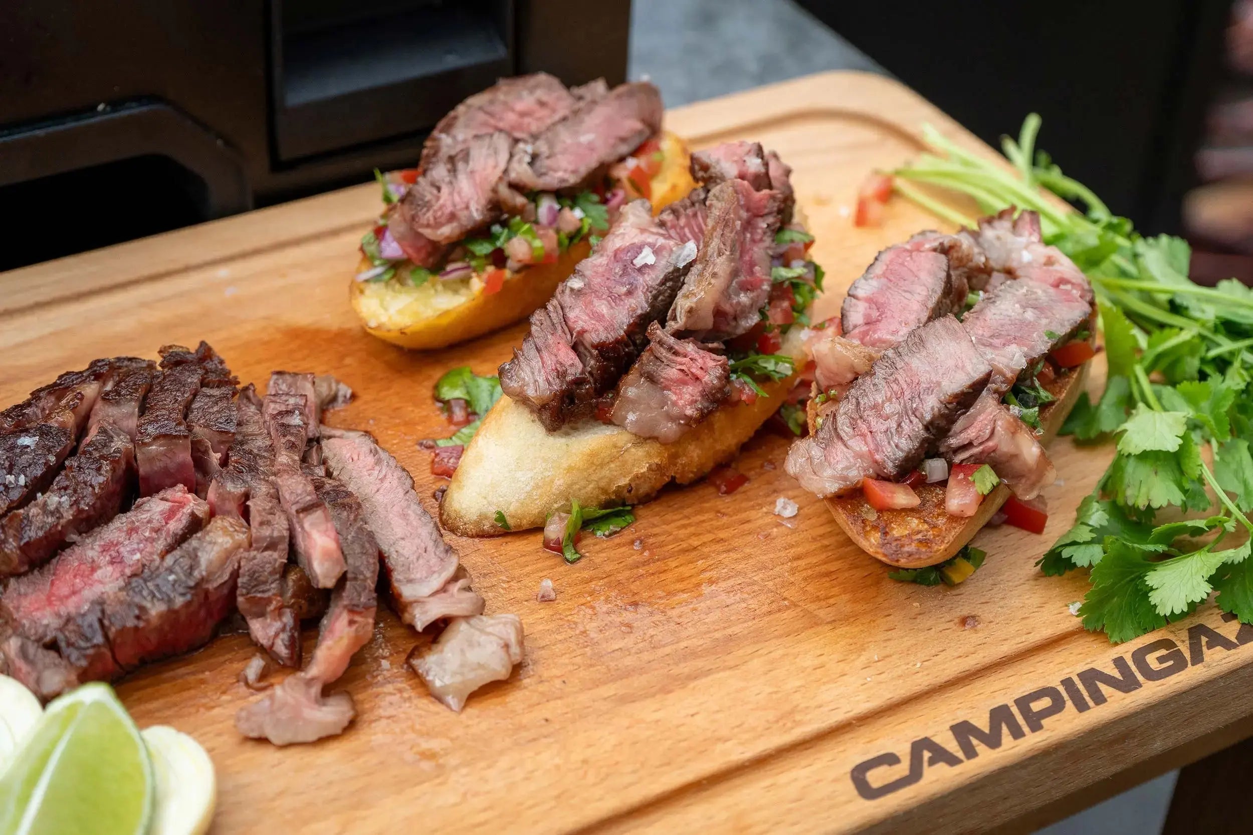 Crostini-mit-Ribeye-Steak-und-Salsa-Fresca-von-der-Plancha Campingaz & Coleman